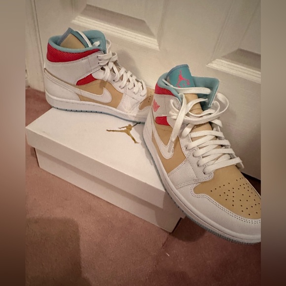 BNIB Women’s sz 9.5 Air Jordan 1 Mid SE sesame,white,flash crimson, psychic blue - Picture 6 of 9